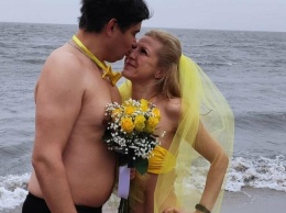 Мариупольская семья "моржей" отметила годовщину свадьбы в плавках, фате и бабочке,- ФОТО