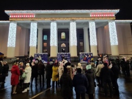 Как выглядит площадь Владимира Великого в новогоднем наряде