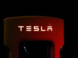 Вокруг Tesla возник скандал из-за смертельного ДТП в Париже