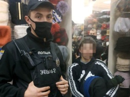 В запорожском магазине подросток украл зимнюю одежду
