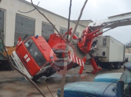 В Севастополе перевернулся пожарный автоподъемник