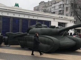 В Киеве расставили надувные танки (фото) | ТопЖыр