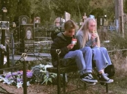 В Одессе подростки устроили "тусу" на кладбище и справили нужду на могилу