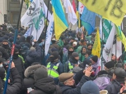 Под Верховной Радой протесты и взрывы: улица Грушевского перекрыта