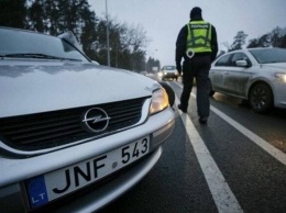 В Киеве водитель сделал замечание патрульному, нарушавшему ПДД, и получил штраф