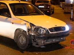 В Днепре на проспекте Богдана Хмельницкого пьяная женщина выскочила на дорогу: водитель Daewoo разбил машину, пытаясь ее не сбить