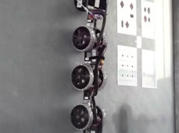 Японцы научили робота-змею ползать по вертикальным поверхностям