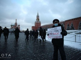 Бывший полицейский вышел на Красную площадь с плакатом "Путин убийца"