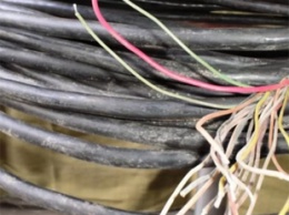 Суд наказал рецидивиста, который вырезал 35 метров телефонного кабеля