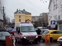 В центре Симферополя охранник не открыл шлагбаум для скорой помощи