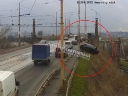 В Днепре легковой автомобиль слетел с Амурского моста (ФОТО, ВИДЕО)