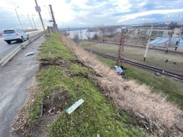 В Днепре с Амурского моста слетел автомобиль (видео момента)