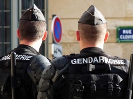 В Париже вооруженный мужчина захватил заложников