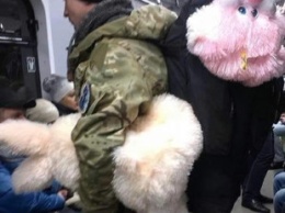 Чей-то ребенок дождался своего "Николая": в сети появилось фото военного с игрушками в метро