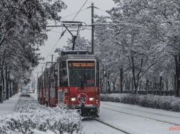 Днепр присыпало снегом: как работает общественный транспорт