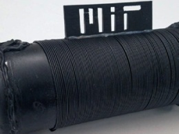 Инженеры MIT создали первую в мире гибкую батарею из оптоволокна длиной 140 метров