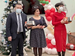 С Днем Святого Николая в Одессе поздравили детей в Домах ребенка и детских больницах. Фото