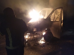 На дороге под Кривым Рогом ранним утром горел служебный автомобиль