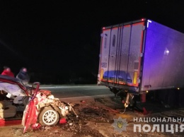 В Одесской области легковушка влетела в припаркованную фуру: водитель погиб, пассажирка получила травмы