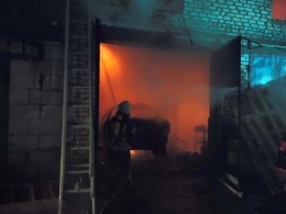 Столичные спасатели ликвидировали пожар на территории гаражного кооператива (фото)