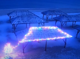В Кирилловке на пляже украсили новогоднюю елку - видео