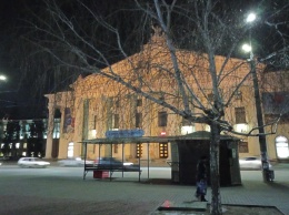 В Запорожье сквер Театральный выглядит по-новогоднему - фото