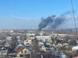 В Харькове горит швейный цех в частном доме: огонь перекинулся на соседнее здание (видео)
