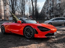 В Одессе заметили элитный суперкар, который перевозил новогоднюю елку