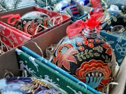 Запорожанка рисует новогодние сюжеты на перьях, шарах и лампочках - фото