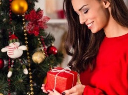 Рождественский подарок жене: чем порадовать любимую