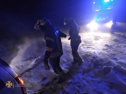 Спасатели на Донетчине помогли достать из снежных заметов около 10 автомобилей