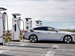Электрический BMW i4 2022 года может проезжать почти 500 км