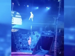 Падение канатоходца с высоты в цирке попало на видео. 18+