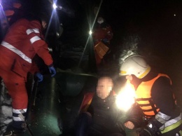 В Днепропетровской области спасатали вытащили мужчину, провалившегося под лед