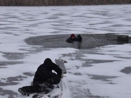 Что делать, если человек провалился под лед