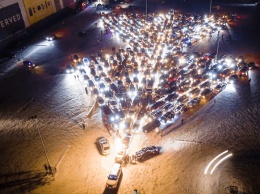 В Киеве создали елку из нескольких сотен автомобилей