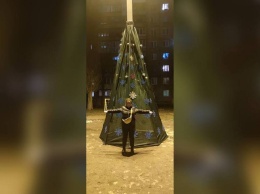В Днепре на Байкальской жильцы сделали елку из фонарного столба
