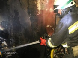 В Соборном районе Днепра горела квартира: в эпицентре пожара оказались мужчина и ребенок (ВИДЕО)