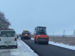 В Одесской области решили во время снегопада уложить асфальт: опубликовано видео