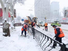 Сильный снегопад усложнил движение транспорта в Донецке. Проезд в Макеевку ограничили