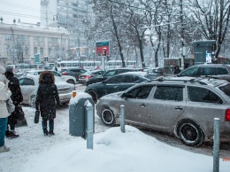 Днепр засыпало снегом: транспорт в городе практически остановился