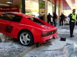 Пенсионер на Ferrari влетел в торговый центр (видео)