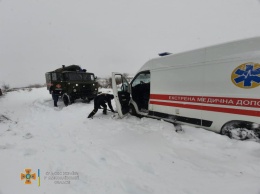 Спасатели на Николаевщине вытянули из сугробов машину "скорой", ехавшую на вызов