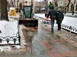 Дождь и низкая температура добавили работы коммунальным службам Одессы. Фото