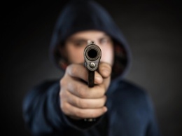 В Запорожье мужчина не хотел уходить с катка и угрожал охраннику пистолетом