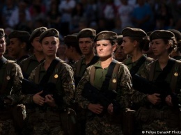 Украинок обязали стать на военный учет. Что это значит
