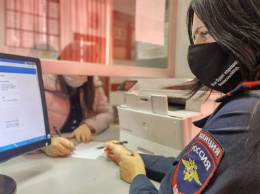 Полицейский Дед Мороз подарил сотрудникам многоразовые маски