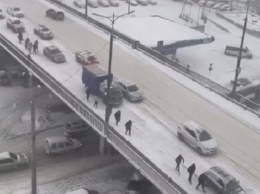 Транспортный коллапс в Днепре: люди пешком переходят Новый мост