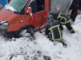Спасатели ликвидируют последствия непогоды на дорогах Украины