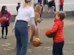 В США учительница сделала супербросок на школьной баскетбольной площадке и стала знаменитой